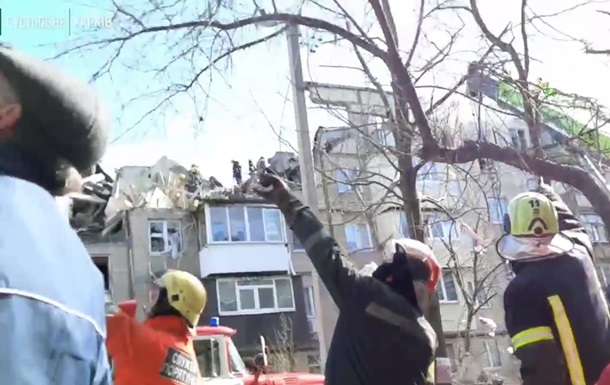 В Харькове спасатели попали под бомбежку (ВИДЕО)