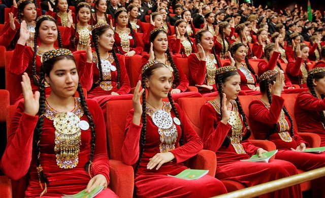 В Туркменистане женщинам запретили ботокс и наращивание ногтей