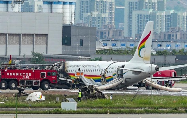 В Китае во время взлета загорелся самолет
