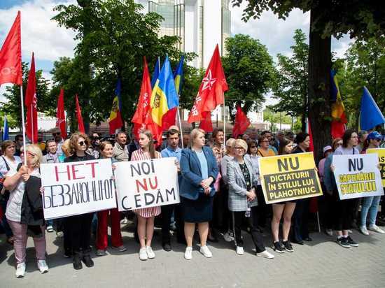 В Кишиневе митингующие требуют освобождения Додона и отставки правительства