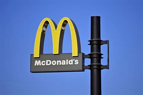 Белорусская компания хочет зарегистрировать в РФ бренды «Росдональдс» и «Мосдональдс» на фоне ухода из страны McDonald’s