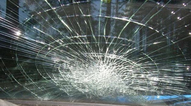 Volkswagen Golf в Днепре врезался в столб: пассажир вылетел на дорогу через лобовое стекло