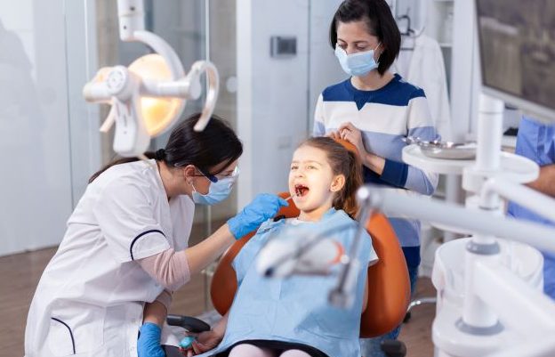 В Украине детям бесплатно могут полечить зубы: что нужно знать
