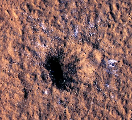 Два мелких метеорита врезались в Марс и оставили огромный кратер