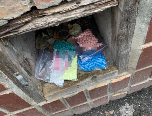 Жительница Борисполя нашла в подвале дома тайник с наркотиками