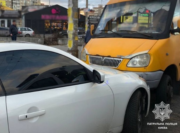 В Киеве женщина за рулем Infiniti перепутала педали: сбила пешехода, врезалась в маршрутку