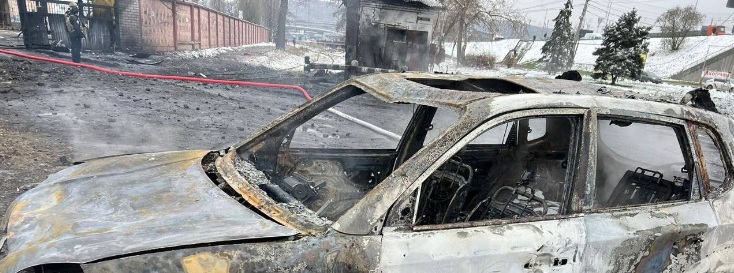 Обугленные авто, разрушенная пятиэтажка: как выглядит Киев после ракетных атак РФ 23 ноября