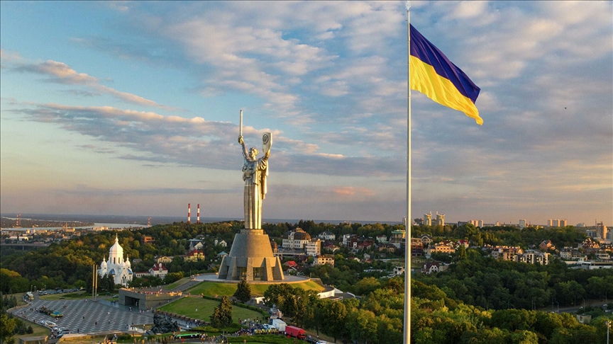 С монумента &#171;Родина-мать&#187; в Киеве начат демонтаж герба СССР