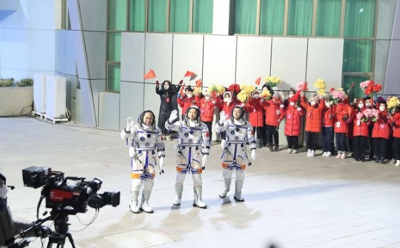 Китай запустил на орбиту корабль &#171;Шэньчжоу-15&#8243;с космонавтами