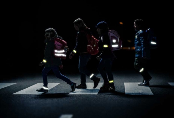 Как носить одежду со световозвращающими элементами, чтобы водители вечером и ночью видели пешеходов на дороге: пояснения чиновников