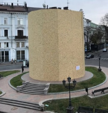 Памятник Екатерине II в Одессе полностью закрыли деревянным ограждением