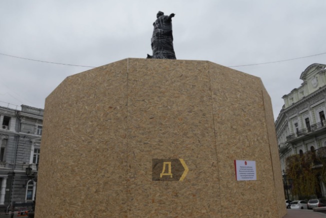Готовят к демонтажу: в Одессе памятник Екатерине II обнесли 7-миметровым забором