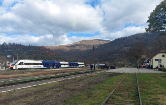 По восстановленной железной дороге в Карпатах поехал первый пассажирский поезд в Румынию
