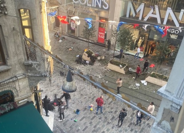На пешеходной улице Стамбула произошел взрыв, СМИ сообщают об 11 пострадавших
