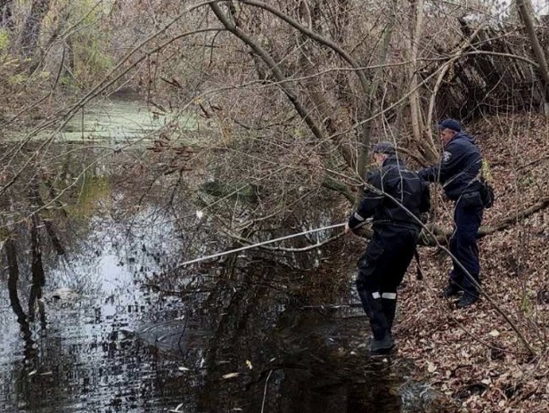 Из канала на левом берегу в Киеве вытащили труп мужчины