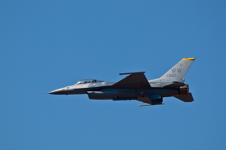 Столтенберг считает, что Украина должна иметь право поражать цели в РФ из истребителей F-16