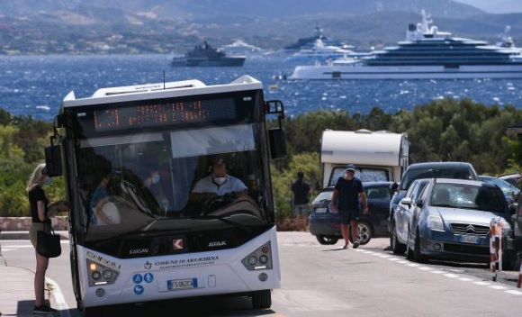 Пятеро погибших: в Испании автобус с пассажирами упал в реку