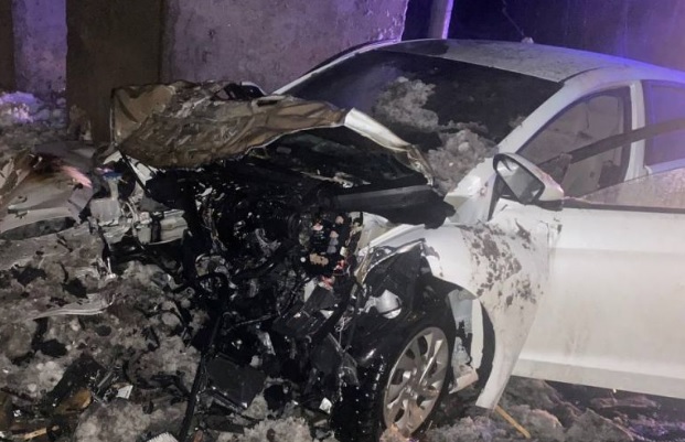 На Броварском проспекте в Киеве Hyundai врезался в бетонный блок и загорелся