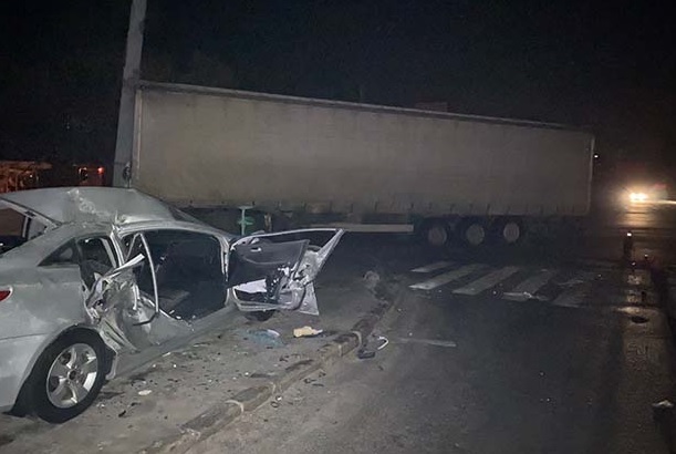 В Харькове грузовик столкнулся с легковушкой: 4 пострадавших
