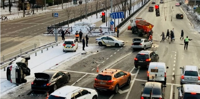 В Киеве произошло масштабное ДТП вероятно из-за пьяного водителя: столкнулись пять авто