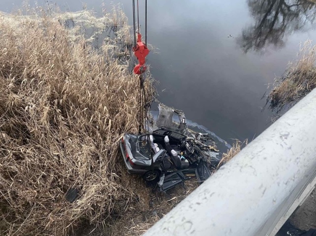 Погибли 3 взрослых и 2 детей: в Николаевской области автомобиль упал с моста