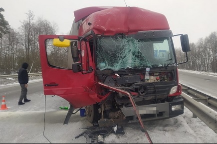 На трассе Киев-Чоп Mercedes въехал в Volvo: пострадал 39-летний пассажир