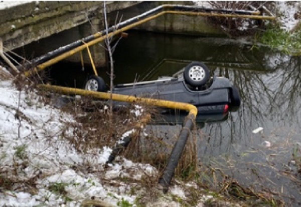 Автомобиль на Волыни упал в реку: 2 погибших, получили травмы 2 взрослых и ребенок