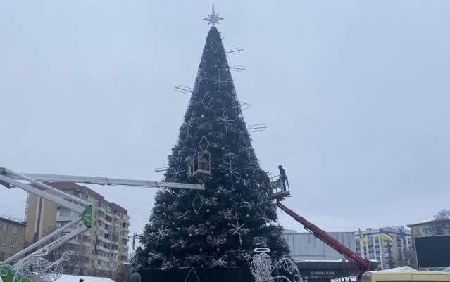 В Буче установили новогоднюю елку
