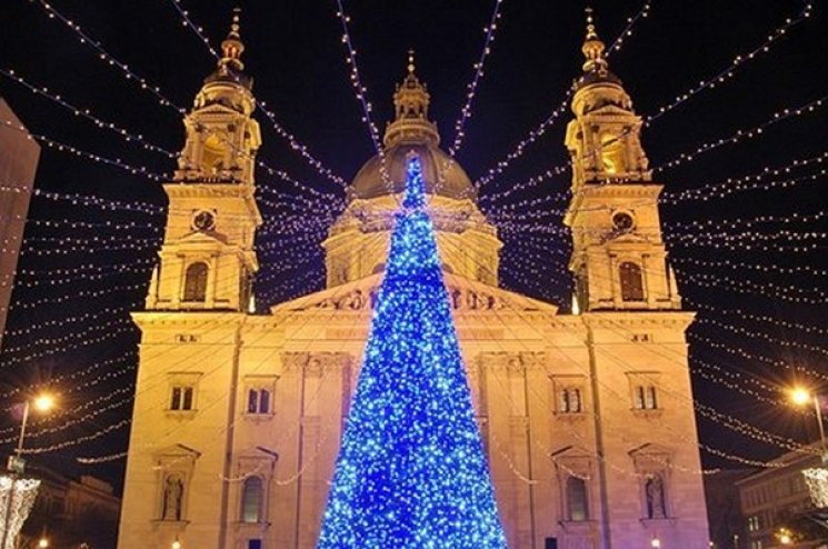 Жители Будапешта крутят педали, чтобы зажечь гирлянду на рождественской елке