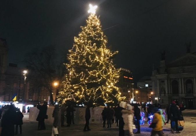 Во Львове в канун Дня Святого Николая зажгли огни на городской елке