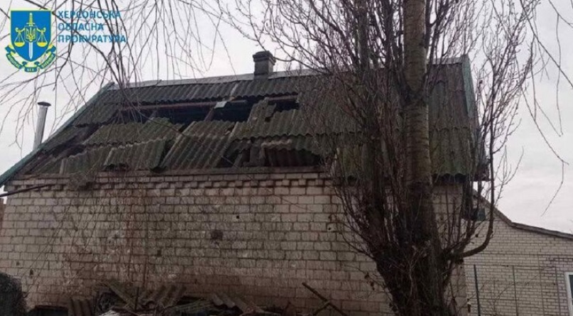 РФ ударила по Херсону: 2 погибших, повреждены дома и инфраструктурный объект