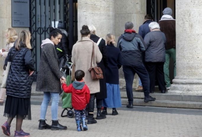 В Хорватии &#8212; огромные очереди у банкоматов из-за перехода на евро с 1 января