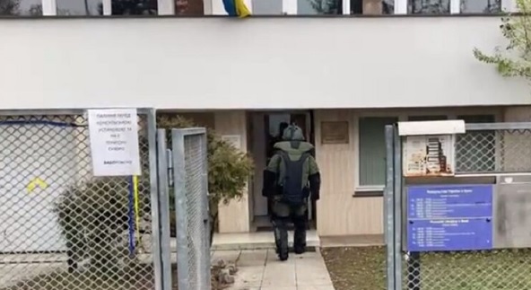 В консульство Украины в Чехии прислали посылку с тканями животных: здание эвакуировали.