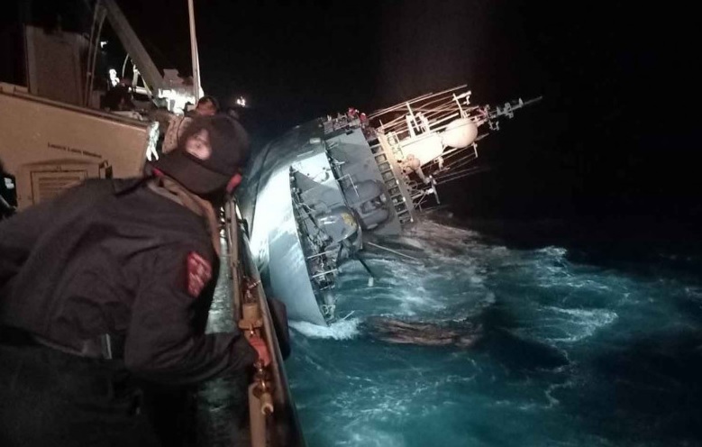 Во время шторма затонул военный корабль Таиланда 