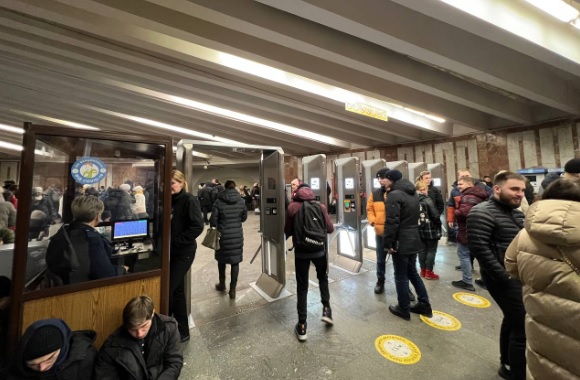В столичном метро возникла давка: люди не могли пройти на станцию &#8212; соцсети