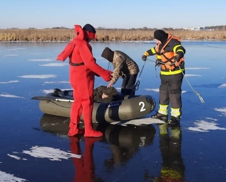 Под Киевом сотрудники ГСЧС спасли на льдине пьяного мужчину