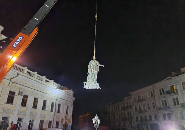 В Одессе демонтировали памятники Екатерине II и Суворову