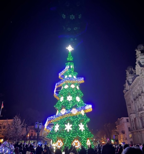 В Одессе на Дерибасовской зажгли огни на новогодней елке