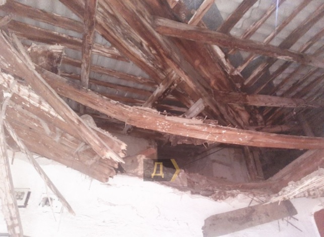 В старинном доме в Одессе рухнул потолок: жители оказались запертыми внутри
