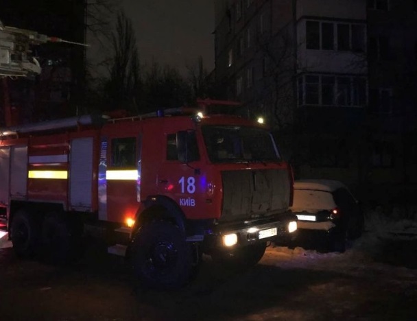 В Киеве произошел пожар в квартире, где был ребенок: мама ушла на работу