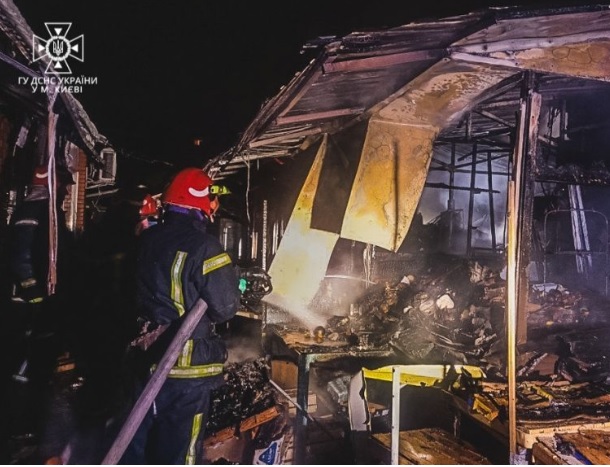 В Киеве на Чоколовке вспыхнул пожар на рынке: сгорели киоски