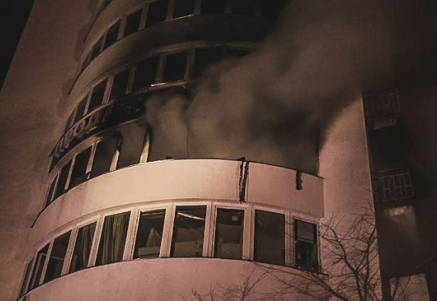 В Киеве произошел пожар в недострое: из огня вытащили мужчину