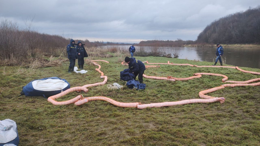 В реку Днестр попали нефтепродукты: загрязнение воды зафиксировали в Галиче