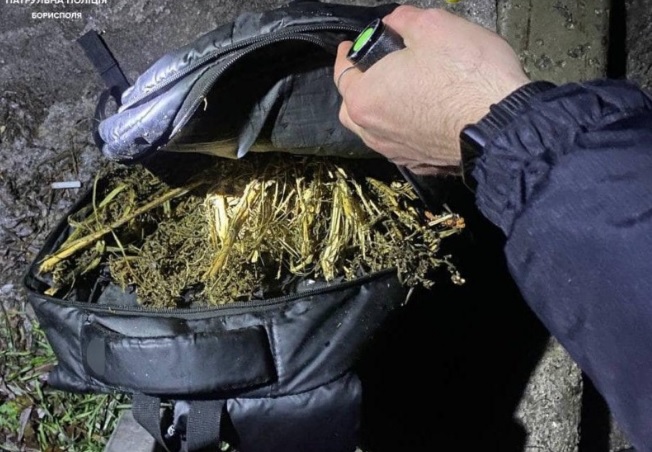 У мужчины в Борисполе полиция изъяла полный рюкзак с марихуаной