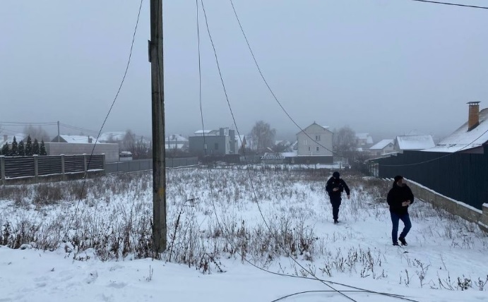 Ракетами в Киевской области повредило объект инфраструктуры и 9 домов: есть пострадавшие