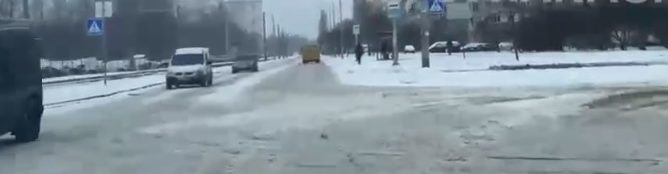 В Киеве начался новый снегопад: дороги на Троещине не очищены