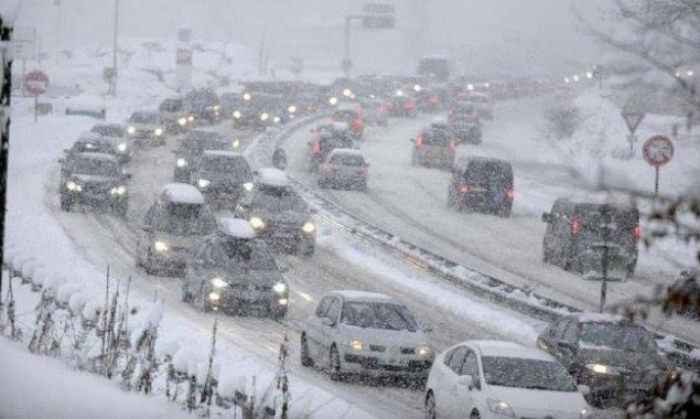 В Киеве вопреки прогнозам синоптиков начался снегопад: на дорогах &#8212; пробки