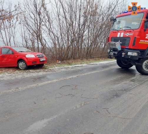 Из-за скользких дорог в Кировоградской области ограничили движение транспорта