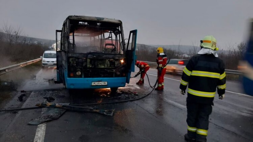 На автодороге Киев-Чоп во время движения загорелся рейсовый автобус
