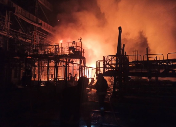 В Запорожье после обстрела РФ загорелось здание инфраструктурного объекта